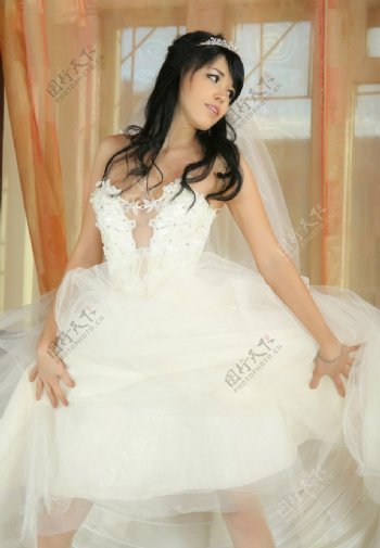 白色婚纱的性感新娘图片