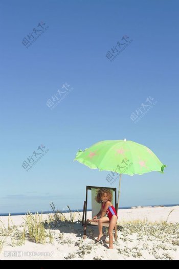 海边女孩伞图片