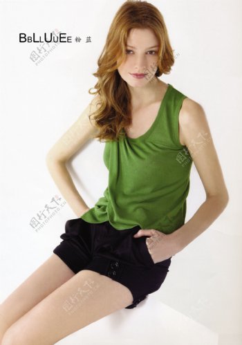 粉蓝衣橱服饰LOGO2010春夏女装欧美女模浅绿色汗衫黑色超短600DPI图片