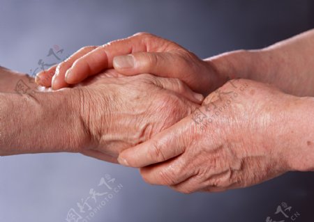 老年人握手图片