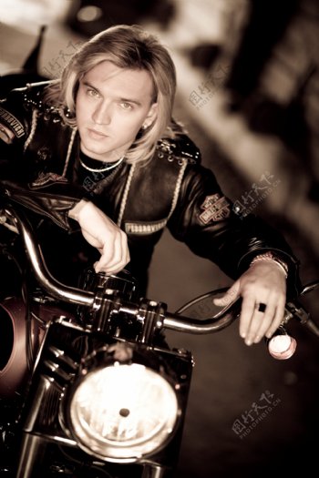 骑着摩托车的长发男模特图片