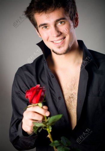 拿着一枝玫瑰的帅哥图片