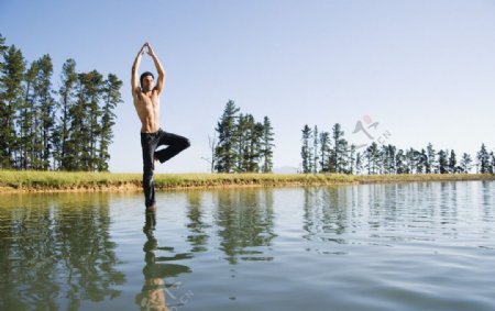 水面上练瑜伽的男人图片