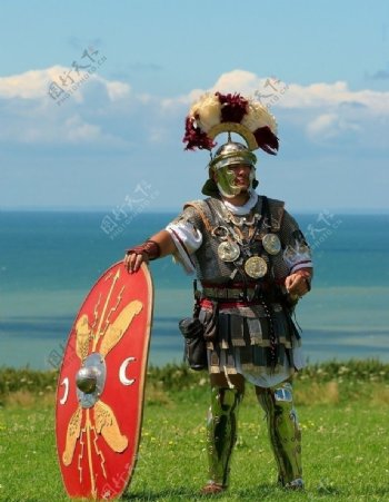 古罗马战士大海蓝天草地盔甲盾牌图片