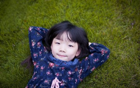 躺草地上的小女孩图片