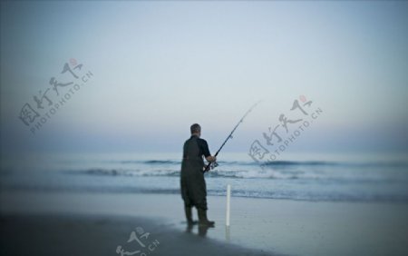 海边男人钓鱼图片