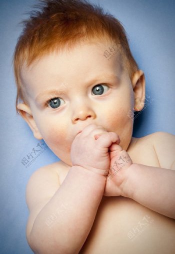 咬手指的可爱婴儿宝宝图片