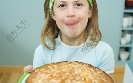 吃披萨饼的小女孩图片