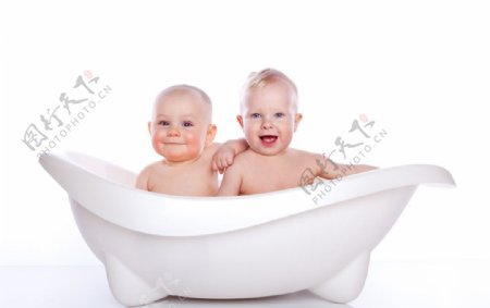 浴盆内的可爱宝宝婴儿图片