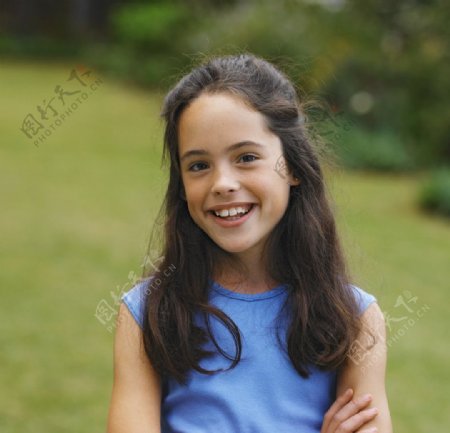 快乐微笑的小女孩图片