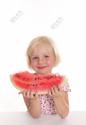 可爱的小女孩吃西瓜图片