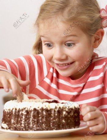 吃蛋糕的孩子图片