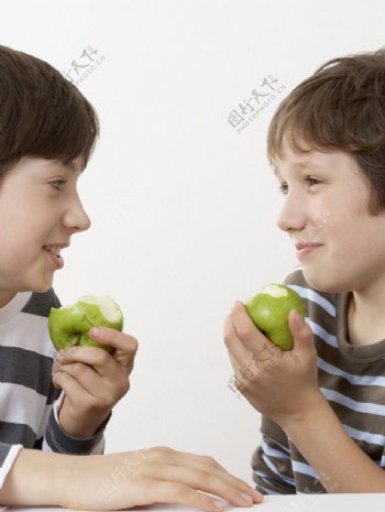 吃苹果的孩子图片