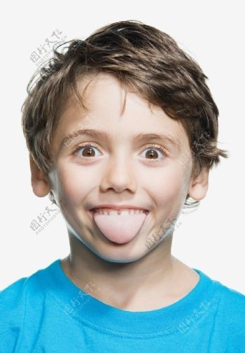 伸舌头做鬼脸的小男孩图片