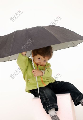 撑伞小男孩图片