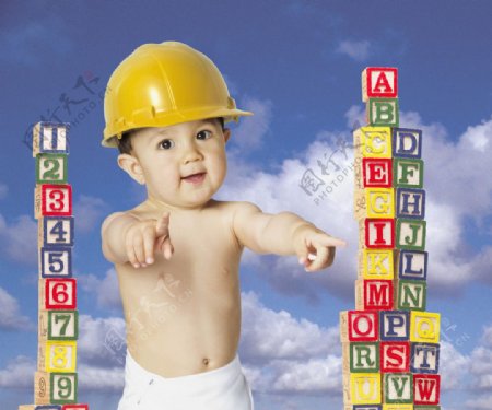 打扮成建筑工人用积木盖高楼的宝宝婴儿图片
