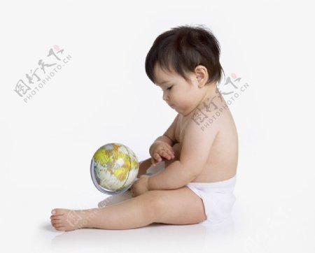 玩地球仪的宝宝婴儿图片