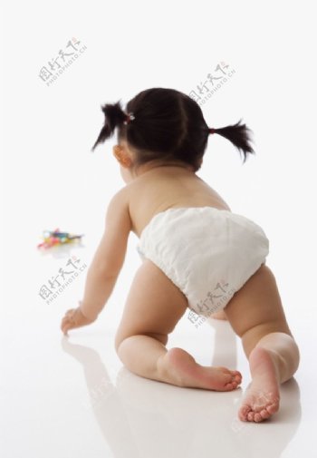 趴着玩玩具的小女婴图片