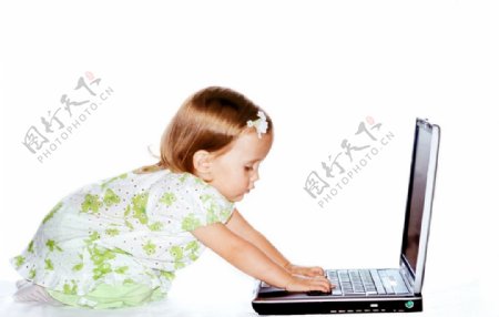 玩笔记本电脑的可爱女婴儿宝宝图片