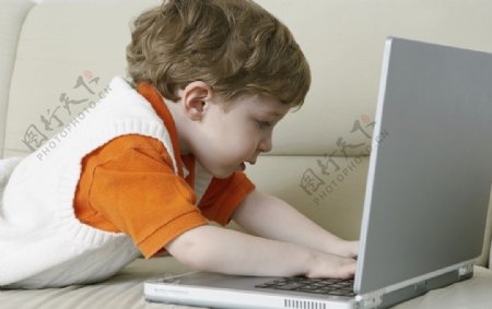 玩笔记本电脑的可爱小男孩图片