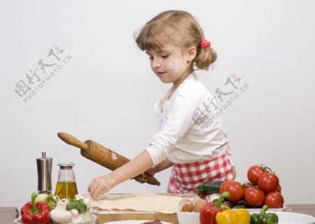 小女孩做菜图片