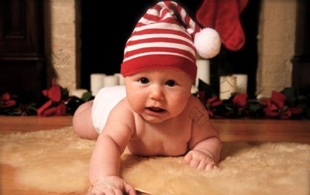 戴着帽子在地上爬的婴儿图片