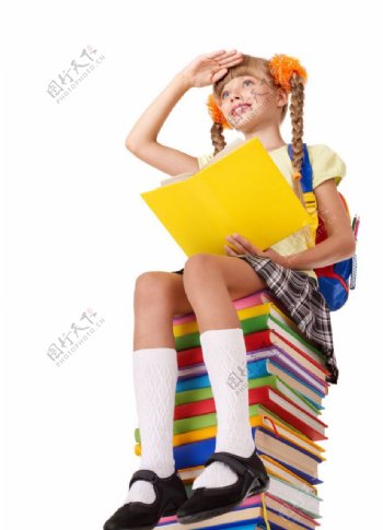 坐在书上的可爱小学生图片