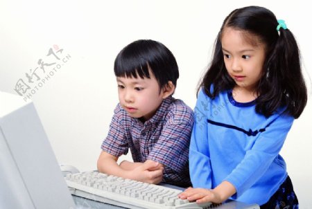 玩电脑的小孩图片