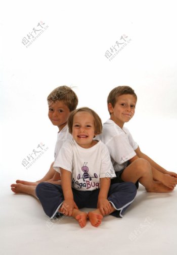 三个小朋友图片
