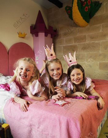 快乐的三个外国小女孩图片