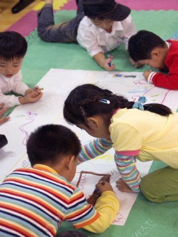 几个幼儿园儿童学画画图片