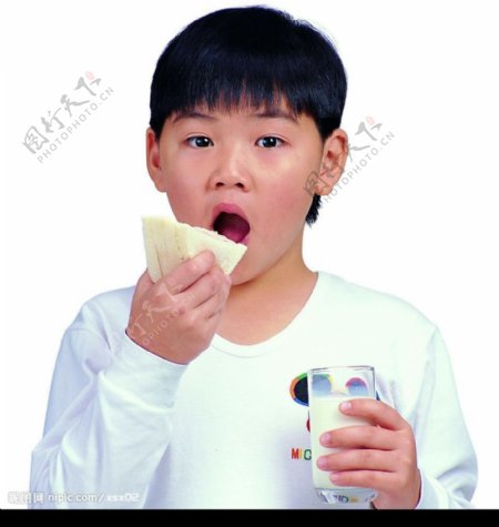 吃面包的小男孩图片