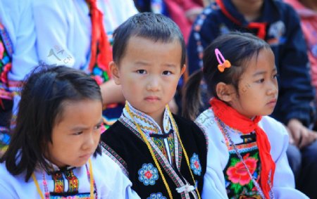 贫困小孩图片