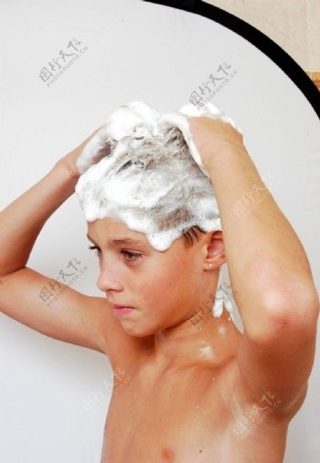 在洗头的男孩图片