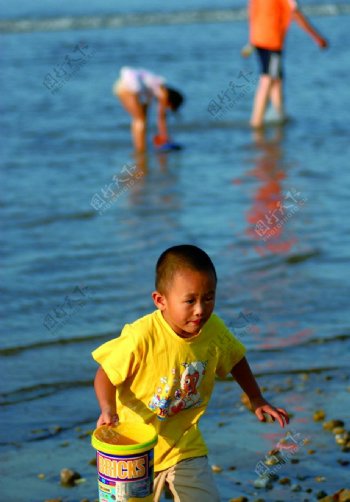 海边儿童图片