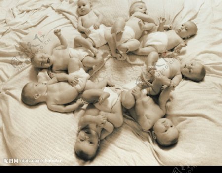八个躺着的婴儿图片