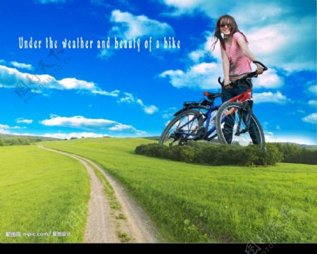 蓝天下的美女与自行车图片