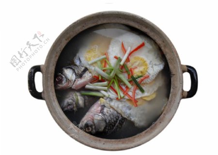 沙钵鲫鱼焖荷包蛋图片