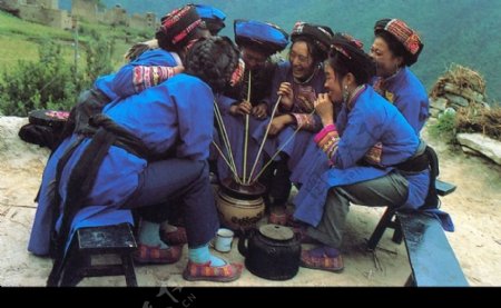 羌族妇女喝丰收酒