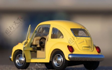 黄色玩具小汽车