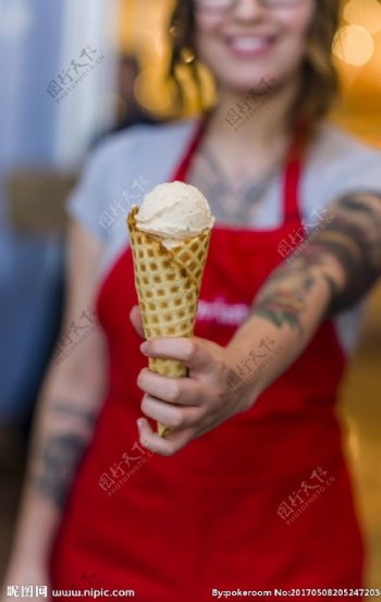 美女吃冰淇淋