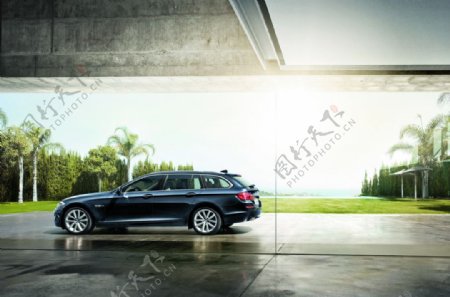 BMW5系旅行版汽车海报宣传