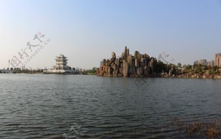 名人雕塑园湖景