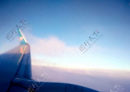 傍晚夕阳下拍摄飞机云层摄影图