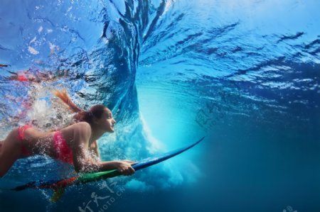 水下美女冲浪