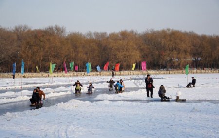 冬季娱乐滑冰车