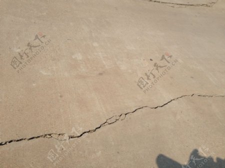 水泥地面裂缝