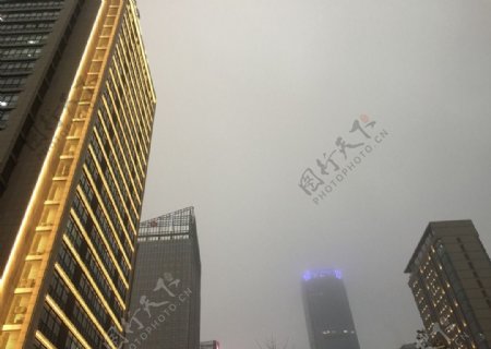 雾霾下的高楼
