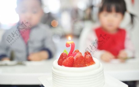 2个孩子的生日蛋糕
