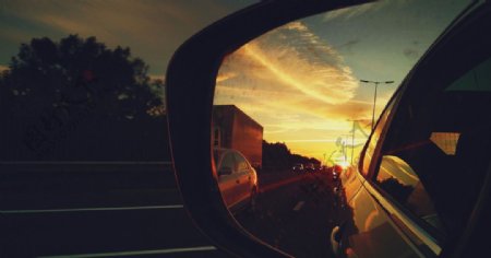 汽车后视镜里的风景